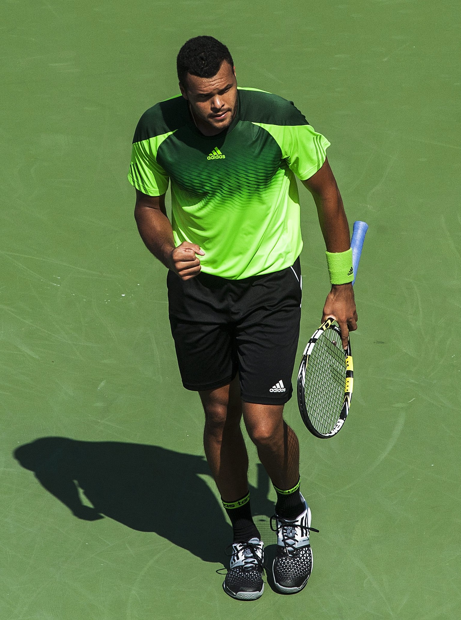 Jo-Wilfried Tsonga freut sich über den Turniersieg in Toronto. Er bezwingt Roger Federer mit 7:5 und 7:6.