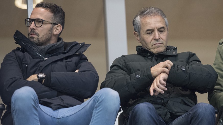 Basels Trainer Marcel Koller, rechts, sitzt neben Sportchef Marco Streller auf der Tribuene im Fussball Meisterschaftsspiel der Super League zwischen dem FC Thun und dem FC Basel, am Samstag, 10. Nove ...