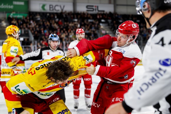 Lâattaquant biennois Marc-Antoine Pouliot, gauche, combat avec le defenseur lausannois Valentin Borlat, droite, lors du match du championnat suisse de hockey sur glace de National League, entre le L ...