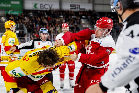 L’attaquant biennois Marc-Antoine Pouliot, gauche, combat avec le defenseur lausannois Valentin Borlat, droite, lors du match du championnat suisse de hockey sur glace de National League, entre le Lau ...