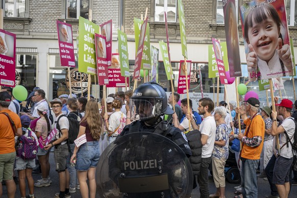 Einsatzkraefte der Polizei sichern die Umzugsroute der Abtreibungsgegner die an der &quot;Marsch fuers Laebe&quot; Kundgebung teilnehmen, am Samstag, 20. September 2025 in Zuerich Oerlikon. (KEYSTONE/ ...