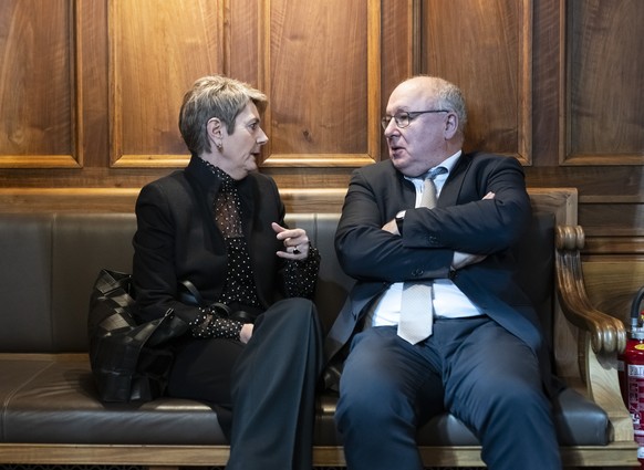 Bundesraetin Karin Keller-Sutter, links, diskutiert mit Pierre-Yves Maillard, SP-VD, an der Fruehjahrssession der Eidgenoessischen Raete, am Donnerstag, 14. Maerz 2024 im Staenderat in Bern. (KEYSTONE ...