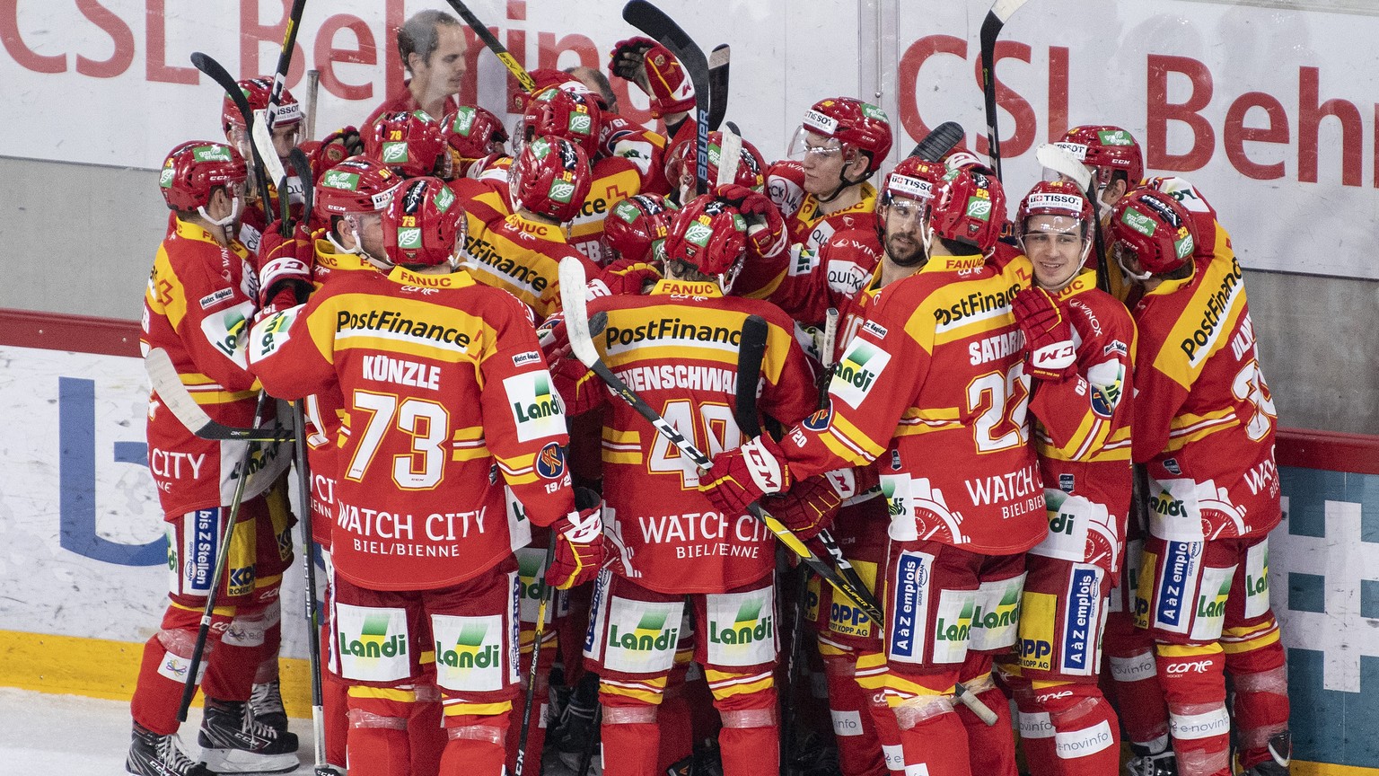 Biels Spieler feiern ihren Sieg im Eishockey Meisterschaftsspiel der National League zwischen dem EHC Biel und den ZSC Lions, am Dienstag, 29. Oktober 2019, in der Tissot Arena in Biel. (KEYSTONE/Pete ...