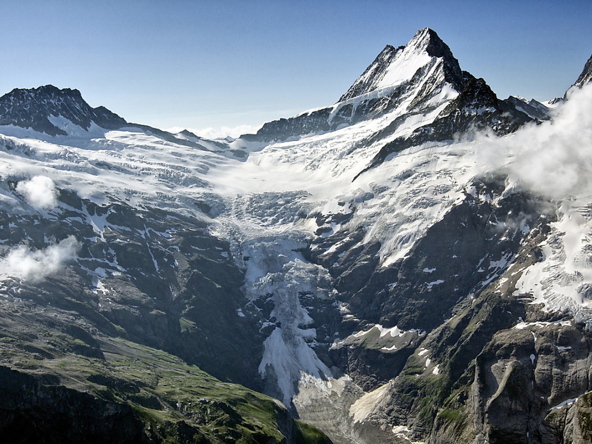 Das Schreckhorn (rechts der Bildmitte) oberhalb von Grindelwald. (Archivbild)