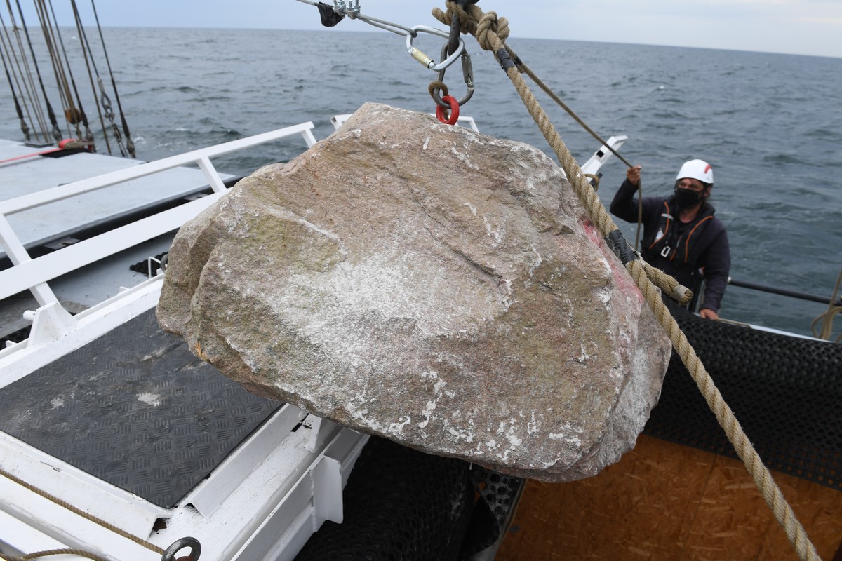 26.07.2020, Mecklenburg-Vorpommern, Sassnitz: Greenpeace-Aktivisten versenken vom Greenpeace-Schiff "Beluga II" aus vor der Ostsee-Insel R�gen gro�e Granitbl�cke im Meer. Mit der Aktion im M ...