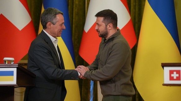 HANDOUT - Bundespraesident Ignazio Cassis, links, beim Handshake mit dem ukrainischen Praesidenten Wolodymyr Selenskyj, am Donnerstag, 20. Oktober 2022 in Kiew, Ukraine. Cassis ist am Donnerstag ueber ...