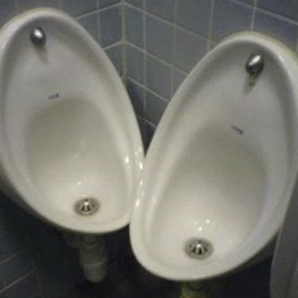 Die lustigsten Fails der Woche: Pissoirs.