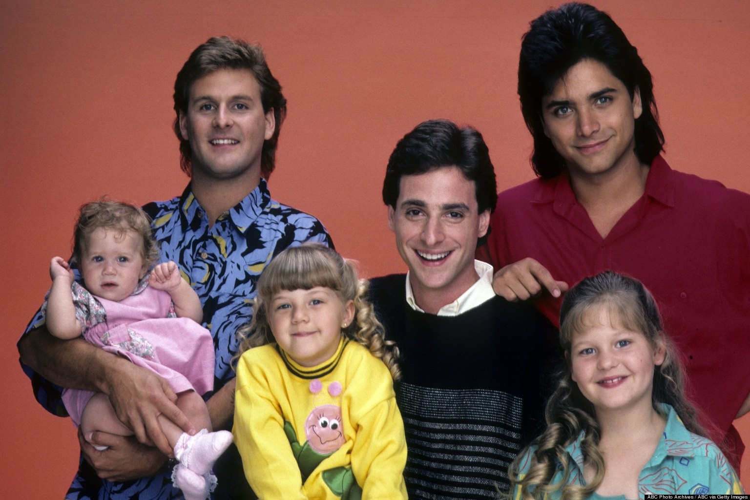 Die TV-Familie von «Full House» (von links): Michelle Tanner auf dem Arm von Joey Gladstone, Stephanie Tanner,&nbsp;Danny Tanner, Onkel Jesse und D.J. Tanner.
