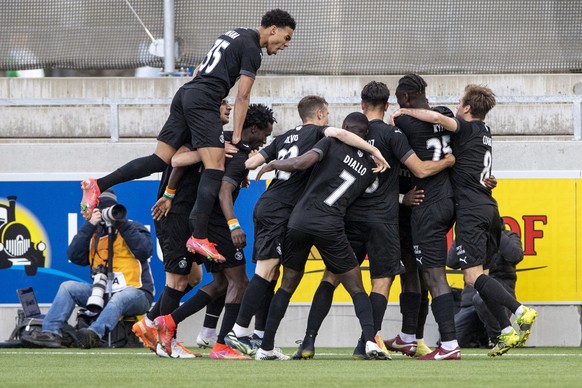 Die Spieler von Servette feiern das 2:3 in der Verlaengerung beim Schweizer Fussball Cup 1/4 Final zwischen dem SC Kriens und dem Servette FC vom Mittwoch, 14. April 2021 in Kriens. (KEYSTONE/Urs Flue ...