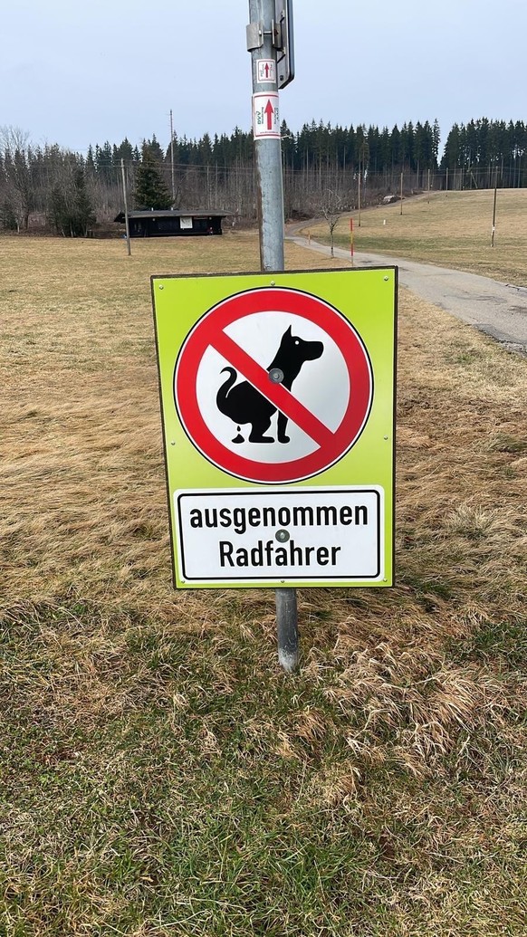 Faildienstag: Hunde kacken verboten, ausgenommen Radfahrer