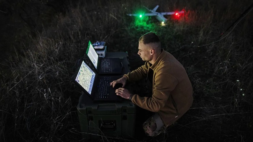 Steuerung am Computer: Ein ukrainischer Soldat kontrolliert eine Leleka-Drohne vor einer Übung.