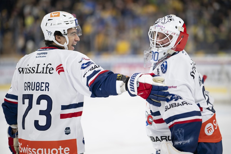 Kimo Gruber (ZSC), links, jubelt mit Torhueter Simon Hrubec nach dem Penaltyschiessen im Eishockey Spiel der National League zwischen dem HC Davos (HCD) und den ZSC Lions (ZSC), am Freitag, 5. Dezembe ...