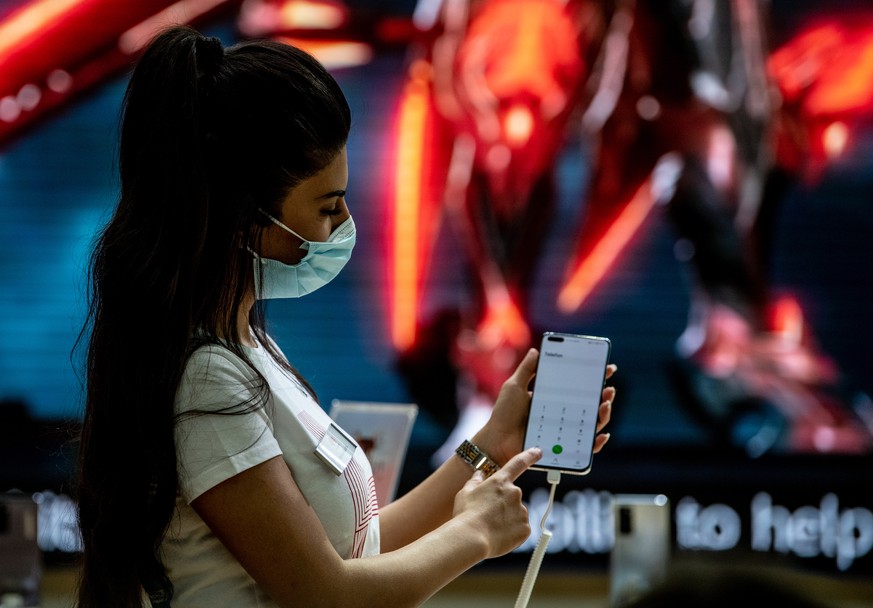 epa08643358 An employee presents P40 pro Huawei smartphone at the Huawei stand the International Consumer Electronics Fair (IFA) in Berlin, Germany, 03 September 2020. The IFA. the world&#039;s leadin ...