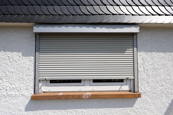 Fruehling Fr�hling im Siegerland. Es soll heiss hei� werden. Die Bewohner eines Hauses haben am Vormittag bereits die Rolllaeden Rolll�den geschlossen um das Haus im inneren vor der kommenden Waerme W ...
