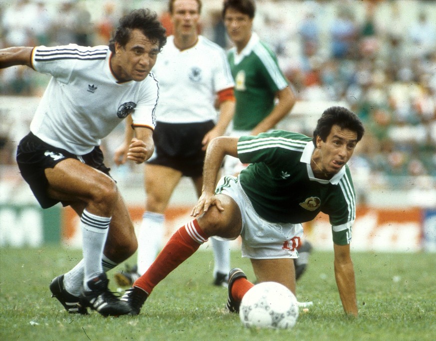 WM 1986 in Mexiko: Mexiko - Deutschland 1:4 n. E./21.06.1986 in Monterrey. Felix Magath (Deut./li.) gegen Tomas Boy (MEX). *** World Cup 1986 in Mexico Mexico Germany 1 4 n E 21 06 1986 Monterrey Feli ...