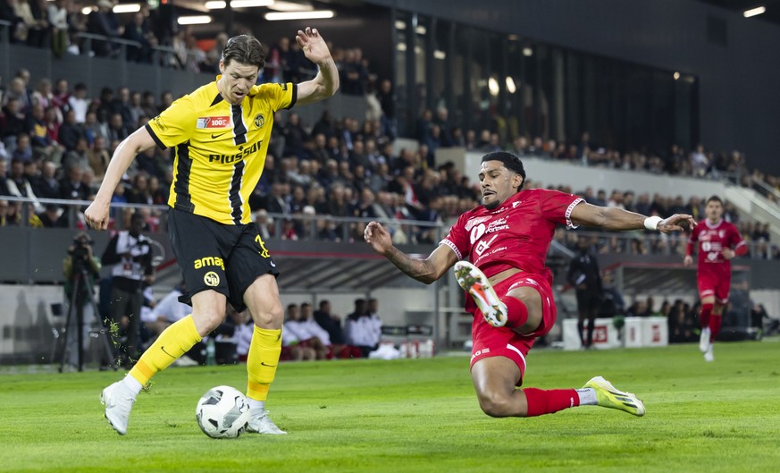 Lion De Oliveira (FCB), rechts, und Cedric Itten (YB) in Aktion im Schweizer Cup Halbfinal-Spiel zwischen dem FC Biel und dem BSC Young Boys, am Samstag, 26. April 2025 in der Tissot Arena in Biel. (K ...