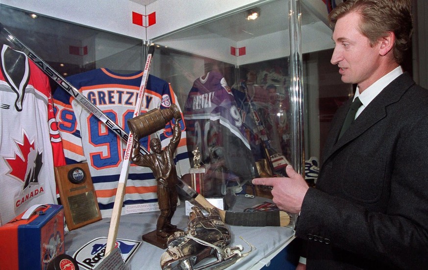 Wayne Gretzky stops to take a look at a display honoring him at the Hockey Hall of Fame in Toronto, October 18, 1999. (KEYSTONE/AP Photo/Frank Gunn)