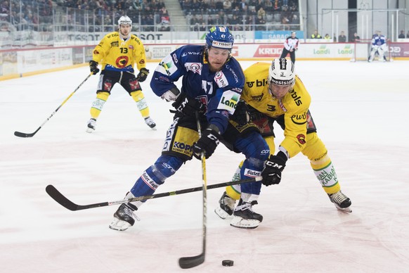 Biels Marco Maurer, links, und SC Bern Spieler Justin Krueger, rechts, kaempfen um den Puck, im vierten Eishockey Playoff-Viertelfinalspiel der National League A zwischen dem SC Bern und dem EHC Biel  ...