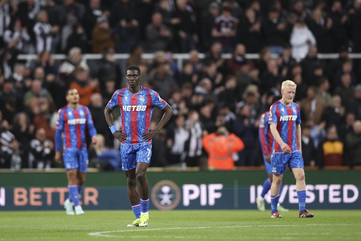 epa12035647 Players of Crystal Palace react to the 3-0 goal during the English Premier League soccer match between Newcastle United and Crystal Palace, in Newcastle, Britain, 16 April 2025. EPA/ADAM V ...