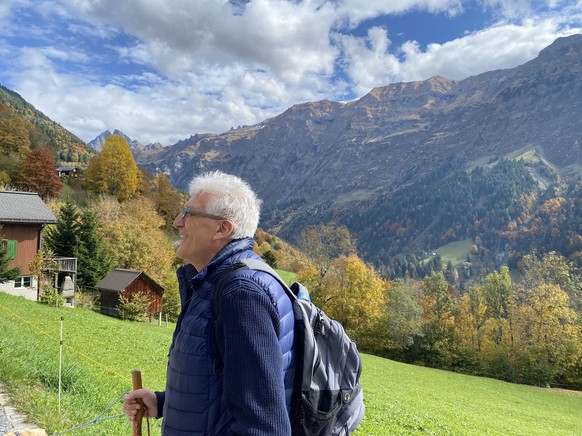 Tierexperte Andreas Moser, bekannter Kultmoderator der SRF-Sendung «Netz Natur» auf einer Begehung zum Thema Wolf in Matt, Kanton Glarus.