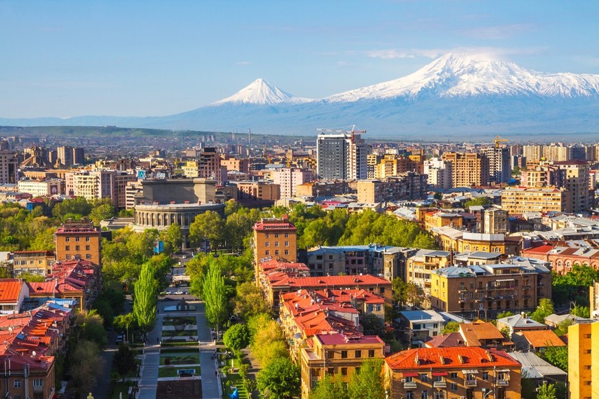 Die armenische Hauptstadt Jerewan mit dem türkischen Berg Ararat im Hintergrund.