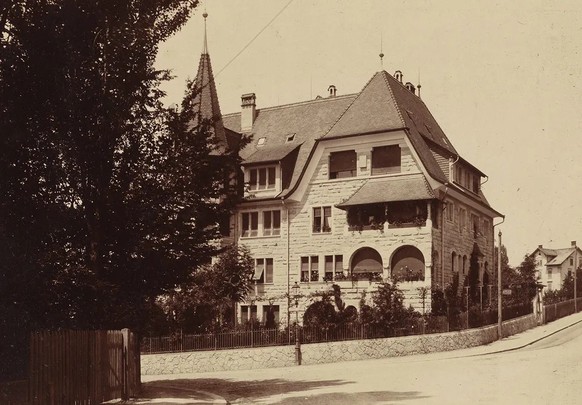 Zwischen 1901 und 1902 baute Gustav Gull für die Familie das Haus «Rosenegg» in Zürich-Fluntern. Für seine Frau Lydia hatte er dafür ein Arbeitstischchen entworfen. Es stand im Esszimmer des Hauses.