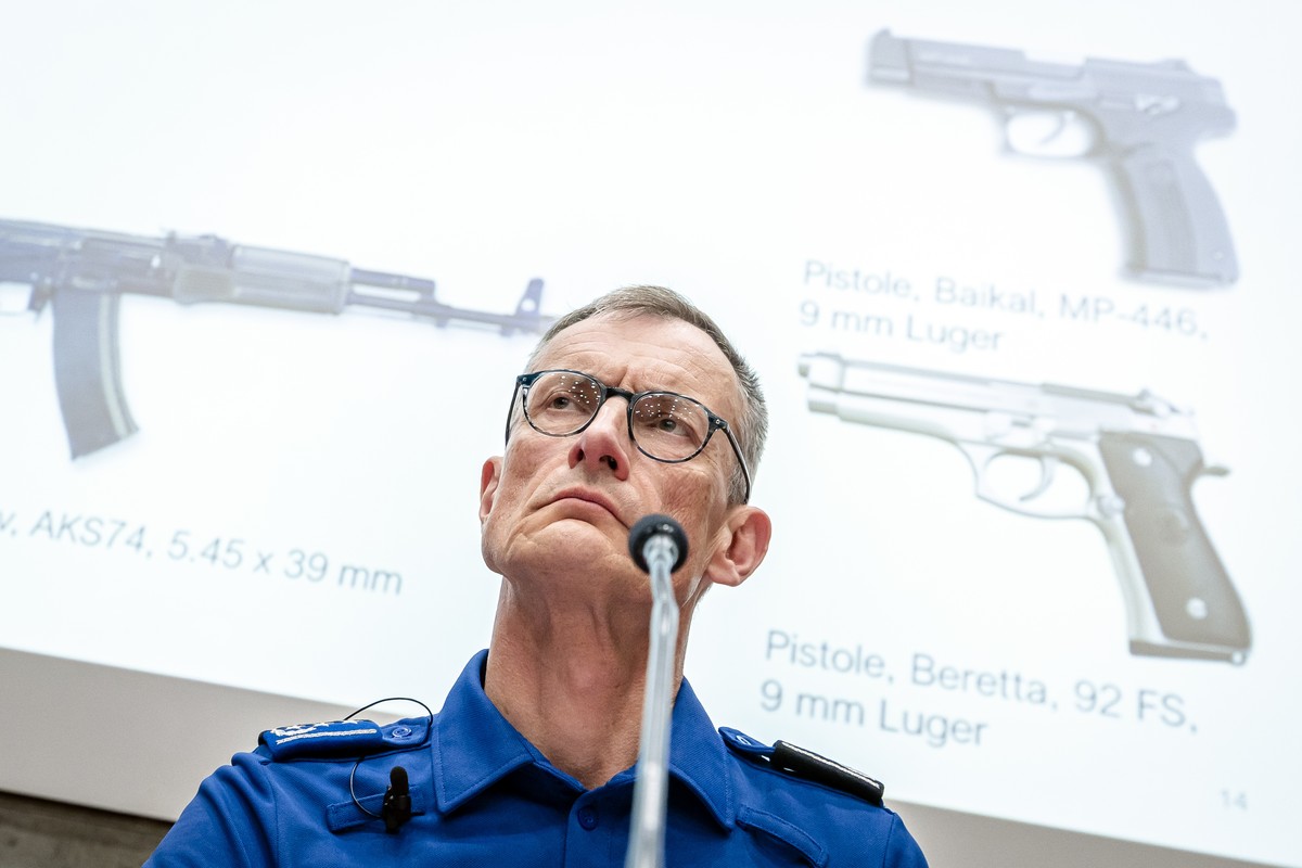 epa13206679 Aargau Canton Police Commander Michael Leupold sits in front of a screen showing an illustrative image of weapons of the same design as those used in the crime during a news conference fol ...
