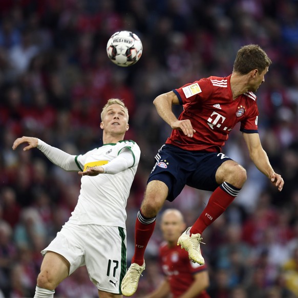 epa07074398 Gladbach&#039;s Oscar Wendt (L) and Bayern&#039;s Thomas Mueller in action during the German Bundesliga soccer match between Bayern Munich and Borussia Moenchengladbach in Munich, Germany, ...