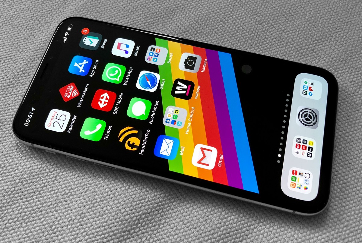 ... und zeigt mit dem iPhone X, wo die Reise im zweiten Jahrzehnt hingeht.