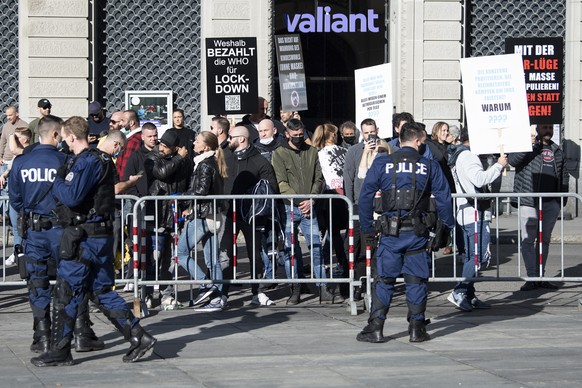 Polizisten ueberwachen Corona-Skeptiker auf dem Bundesplatz, am Samstag, 31. Oktober 2020, in Bern. (KEYSTONE/Peter Schneider)