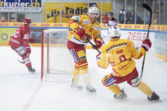 Biels Roman Karaffa und David Ullstroem jubeln nach ihrem 6:4 Tor im Eishockeyspiel der National League zwischen den Rapperswil-Jona Lakers und dem EHC Biel am Freitag, 24. Januar 2020, in der St. Gal ...