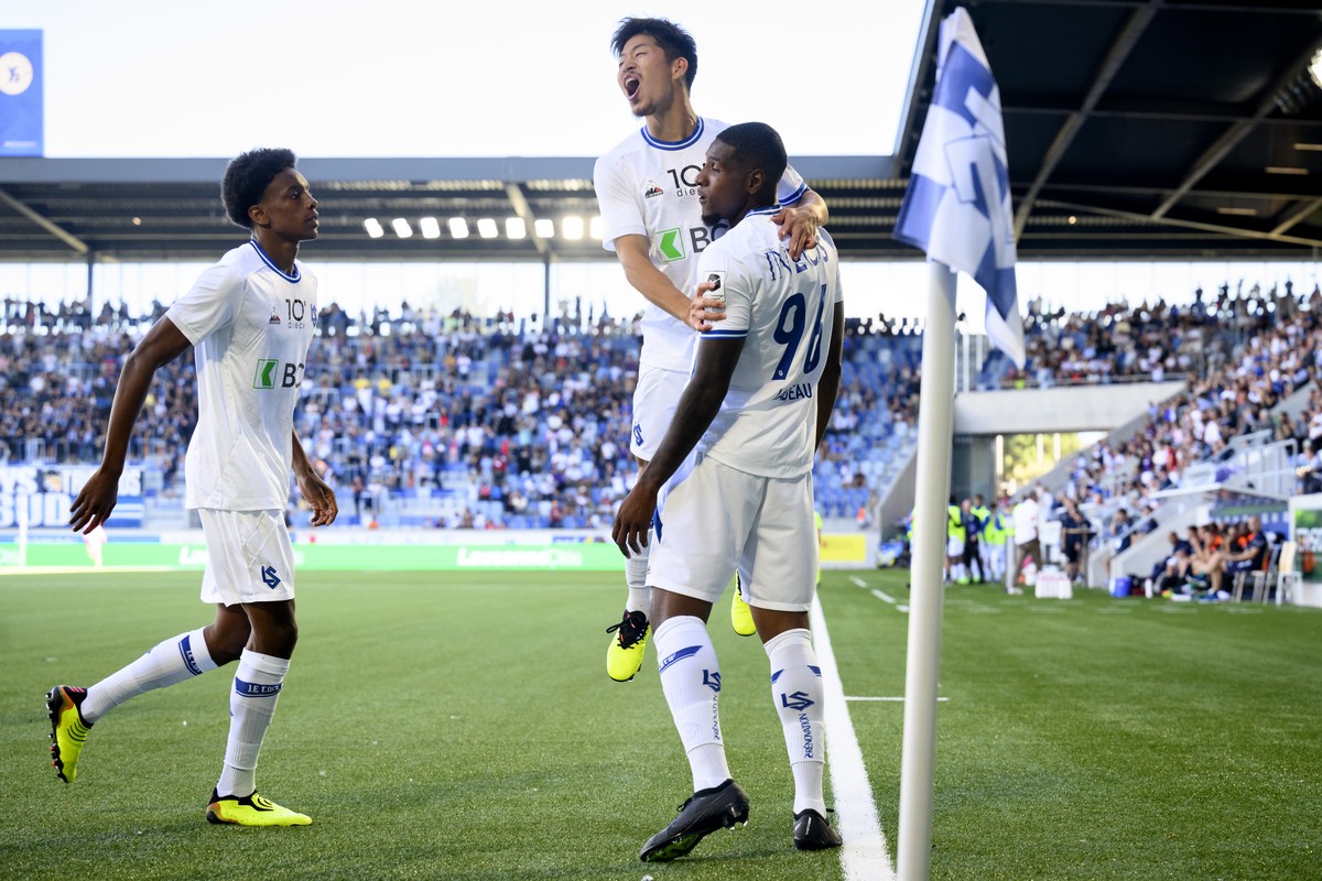 De gauche a droite, le milieu lausannois Alvyn Sanches, le milieu lausannois Toichi Suzuki et l'attaquant lausannois Brighton Labeau celebre le but du 1 a 0 lors de la rencontre de football de Ch ...