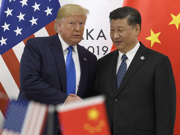 China unter der FÃ¼hrung von Xi Jinping (rechts) kommt US-PrÃ¤sident Donald Trump im Handelsstreit entgegen und reduziert StrafzÃ¶lle auf US-Importe. (Archivbild)