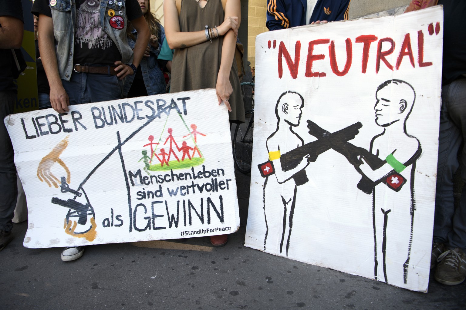 Plakate fotografiert waehrend einer bewilligten Spontankundgebung gegen Waffenexporte, am Dienstag, 4. September 2018 in Bern. Die Teilnehmer der Kundgebung fordern den Bundesrat, Staenderat und Natio ...