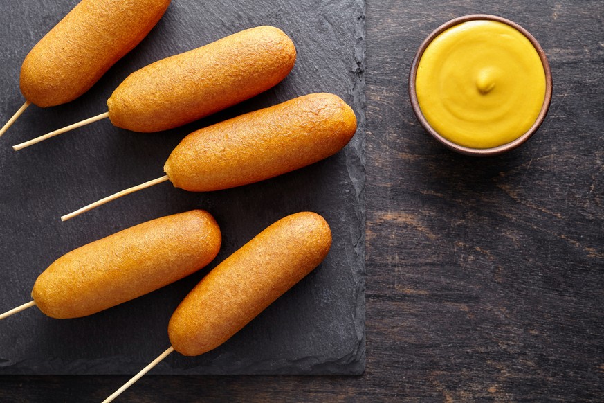 corn dogs corndog hotdog mais frittiert snack fast food junk food trash food essen USA wurst