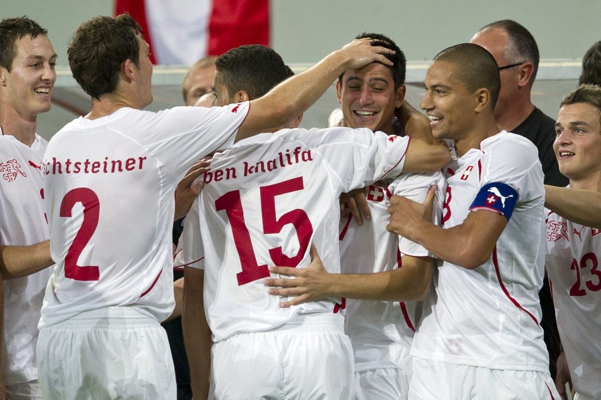 Der Schweizer Moreno Costanzo feiert mit seinen Mitspielen nach seinem Tor zum 1:0 beim Laenderspiel zwischen Oesterreich und der Schweiz am Mittwoch, 11. August 2010, im Woerthersee Stadion in Klagen ...