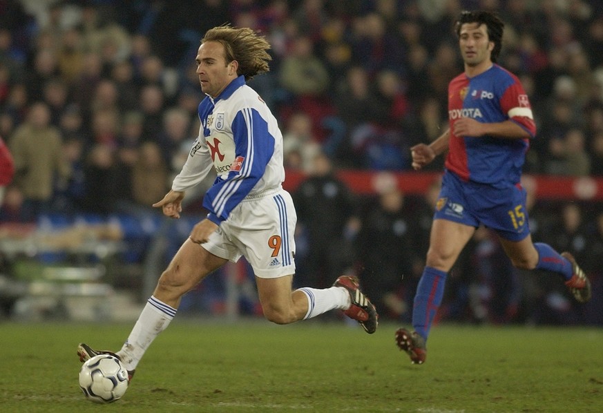 GC Sebastian Rozental auf dem Weg zum Fuerungstreffer vor FCB Murat Yakin beim CH-Meisterschaftspiel zwischen dem FC Basel und GC im St.Jakobspark in Basel am 1.Dezember 2002. (KEYSTONE/Dominik Pluess ...