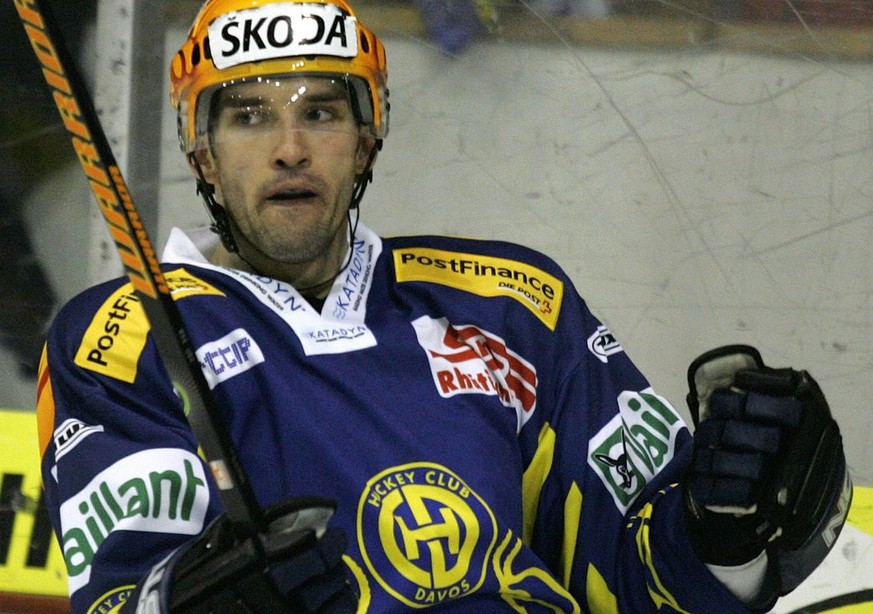 Der Davoser Alexandre Daigle feiert seinen Treffer zum 2:0 gegen die Zuercher im Eishockey Meisterschaftsspiel der Nationalliga A zwischen dem HC Davos und den ZSC Lions, am Dienstag, 14. November 200 ...