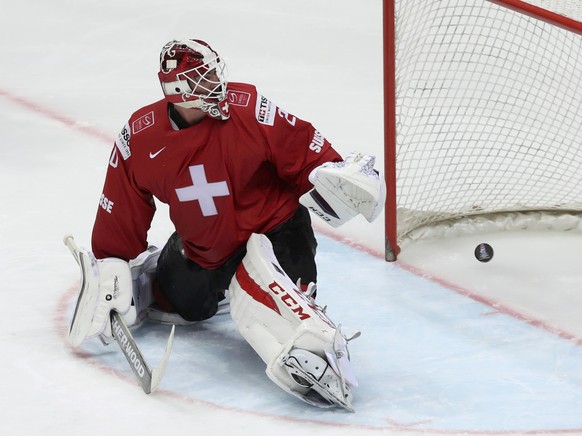 Viel zu oft musste Reto Berra an der WM hinter sich greifen.