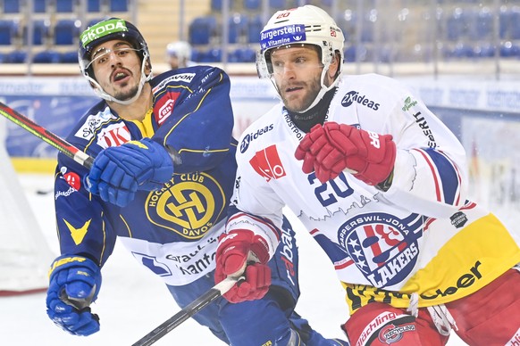 Davos&#039; Marc Wieser, links, gegen Rapperswils Flurin Randegger, beim Eishockey-Qualifikationsspiel der National League zwischen dem HC Davos und den Rapperswil-Jona Lakers, am Mittwoch, 2. Dezembe ...