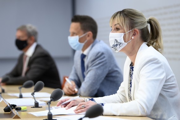 Nationalraetin Diana Gutjahr, SVP-TG, rechts, spricht an der Seite von Casimir Platzer, Praesident GastroSuisse, links, und Nationalrat Christian Imark, SVP-SO, Mitte, waehrend einer Medienkonferenz d ...