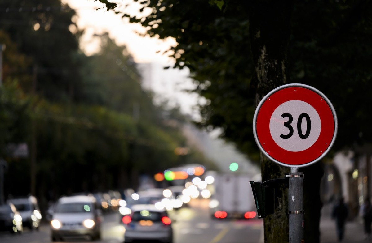 Des voitures circulent sur la route devant un panneau 30km/h sur le Boulevard de Perolles le lundi 2 octobre 2023 a Fribourg. Pour lutter contre le bruit routier, la Ville de Fribourg prend des mesure ...