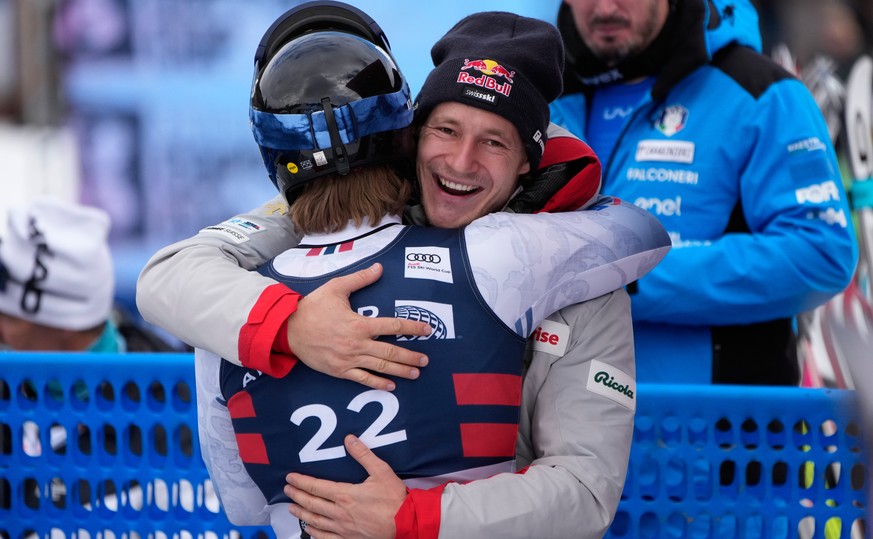 Switzerland&#039;s Marco Odermatt, right, embraces Norway&#039;s Aleksander Aamodt Kilde after Kilde&#039;s run during a World Cup men&#039;s super-G skiing race, Thursday, Nov. 27, 2025, in Copper Mo ...