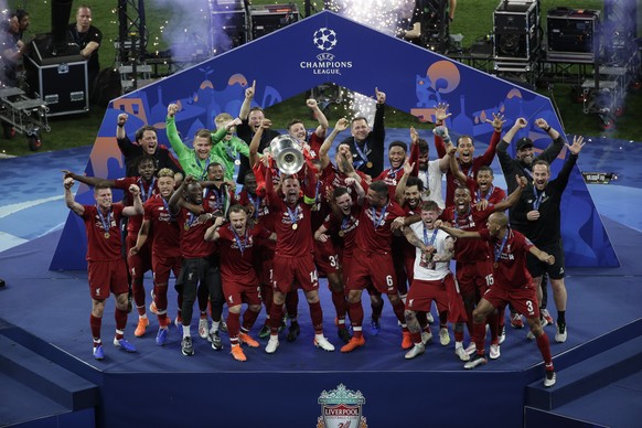 Liverpool&#039;s Jordan Henderson lifts the trophy after winning the Champions League final soccer match between Tottenham Hotspur and Liverpool at the Wanda Metropolitano Stadium in Madrid, Saturday, ...