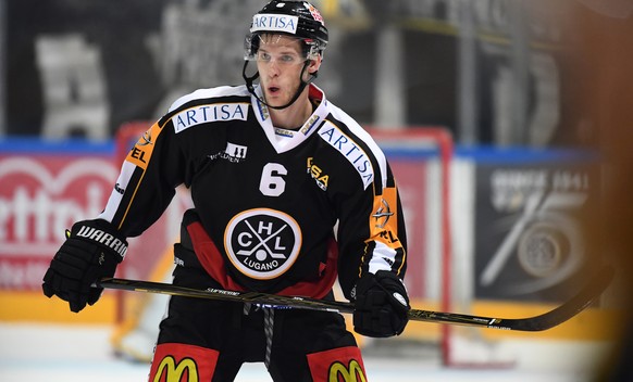 Luganos Massimo Ronchetti in Aktion beim Eishockeyspiel der National League A zwischen dem HC Lugano und dem HC Ambri Piotta, in der Resega Eishalle in Lugano, am Montag, 21. November 2016. (KEYSTONE/ ...