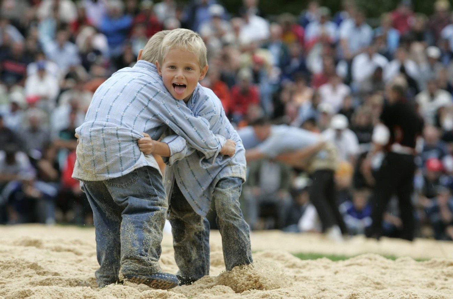 Zwei kleine Nachwuchsschwinger ueben am Samstag, 2. September 2006 auf der Hoehematte, waehrend des Schweizerischen Trachten-und Alphirtenfest Unspunnen in Interlaken. Das Unspunnenfest erreicht am So ...