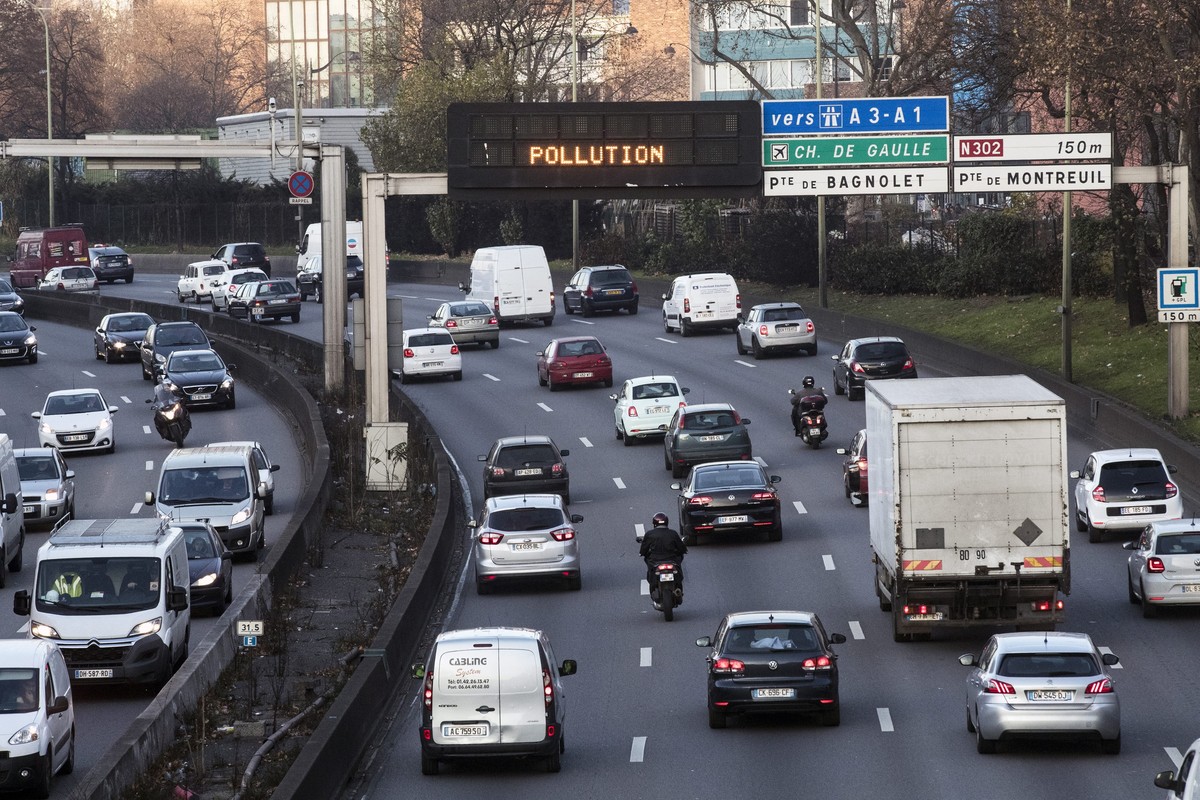 epa05667744 A traffic sign above the ring road reads 'Pollution' in Paris, France, 09 December 2016. Paris is undergoing a fourth day pollution spike, prompting the city to limit vehicle cir ...