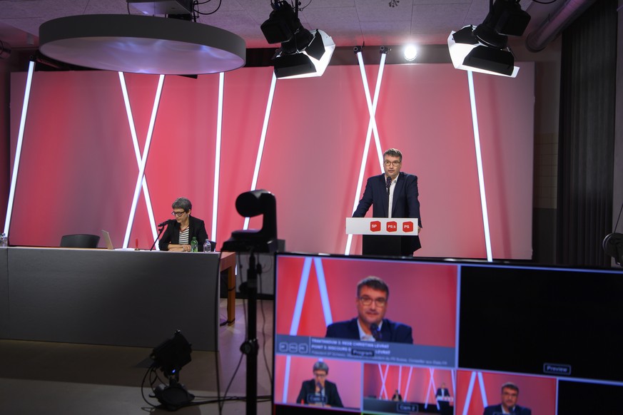 Christian Levrat, Parteipraesident SP Schweiz, rechts, spricht an der Seite von Rebekka Wyler, Co-Generalsekretaerin SP Schweiz, links, an einer Online-DV, am Samstag, 27. Juni 2020 in Zollikofen. (KE ...