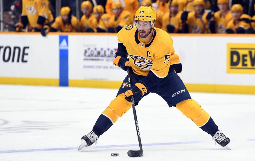 NHL, Eishockey Herren, USA New York Islanders at Nashville Predators Nov 17, 2022 Nashville, Tennessee, USA Nashville Predators defenseman Roman Josi 59 skates with the puck during the first period ag ...