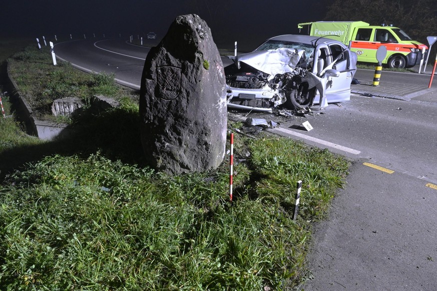 Am späten Freitagabend (07.11.2025) ist in Neerach ein Auto gegen einen grossen Findling geprallt. Dabei sind alle vier jungen Insassen verletzt worden. (8. Nov. 2025)